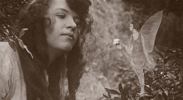 1917-ben két fiatal lány elhitette a világgal, hogy tündéreket fotóztak
