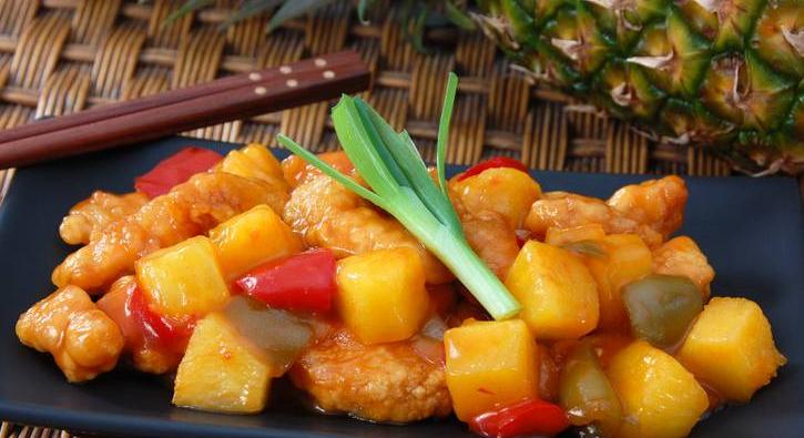 Készítsd ázsiai hangulatban: csirkemell ananászos-szójaszószos raguban