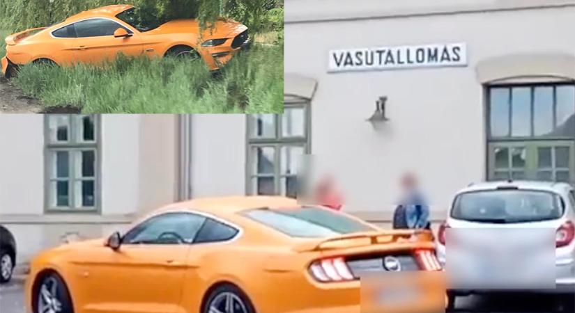 Videón, ahogy árokba csapódik a Mustanggal vagánykodó sofőr Újszászon