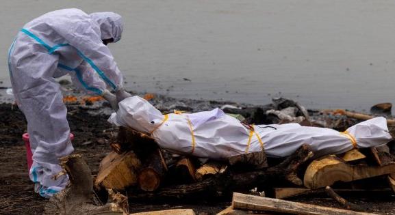 Kétezer koronavírusos holttestet emeltek ki a Gangeszből