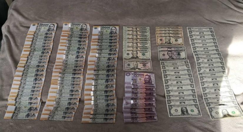 Több tízmillió forintot és kábítószert foglaltak el a rendőrök két dílernél