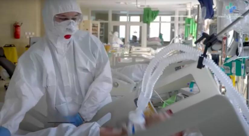 Nem bírom már magam kipihenni – Videón egy 12 órás műszak az orosházi koronavírus-osztályon