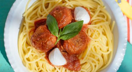 Paradicsomos-mozzarellás húsgolyók spagettivel