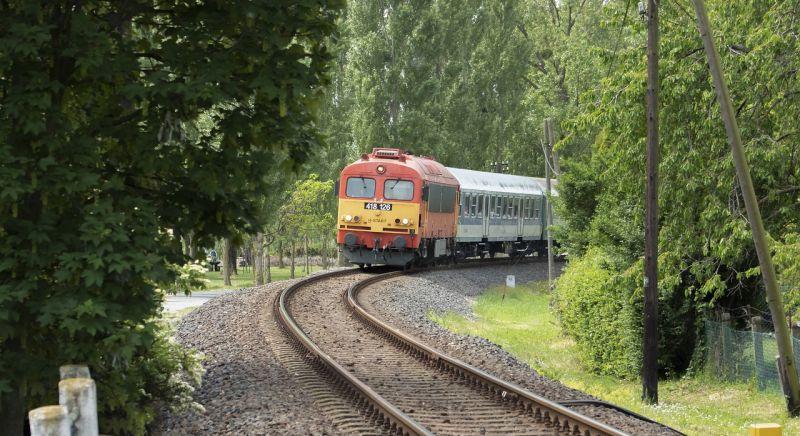 Hétfőtől a Pécs-Gyékényes vasútvonalon több helyen is előre kell jelezni a leszállási szándékot