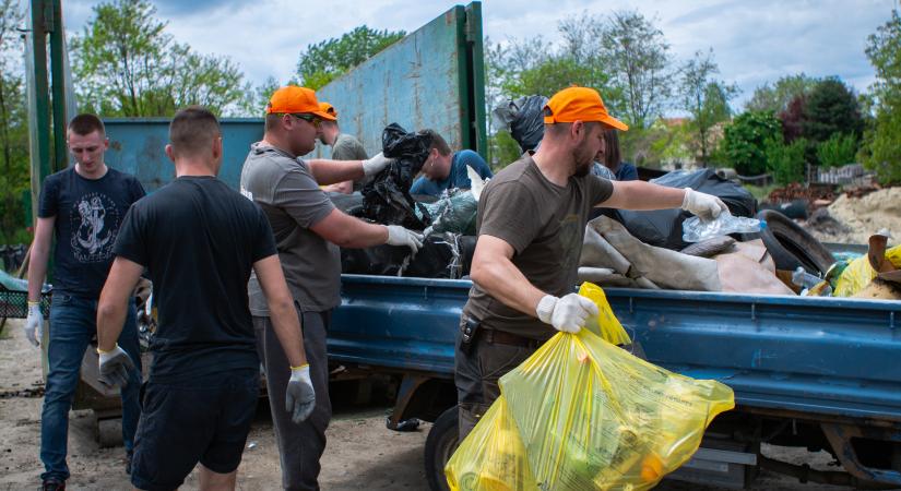 Illegálisan lerakott hulladékot szedtek a quadosok Kerekegyházán