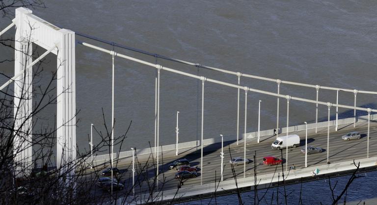 Az Erzsébet hídról esett a Dunába egy egyetemista