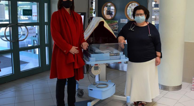 Szívmelengető ajándék: inkubátort kapott az Aptivtól a tatabányai kórház