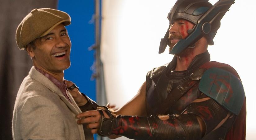 Chris Hemsworth megosztotta, hogy néz ki Thorként - Taika Waititi meg Taika Waititiként - a Szerelem és mennydörgés forgatásán