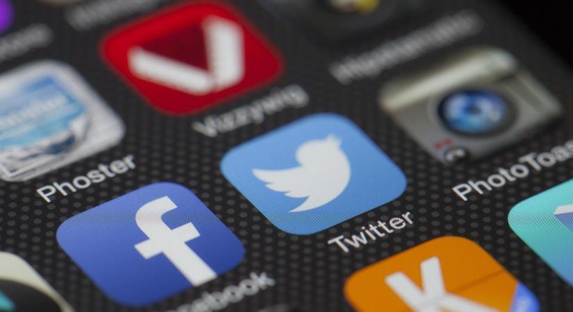 Ajjaj: a Twitter felfüggesztette a kisebbik Donald Trump fiókját