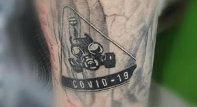 Bizarr indokkal tetováltatta magára a COVID-19-et egy nagyváradi férfi