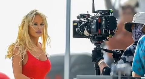 Lily Jamest Pamela Anderson ikonikus piros fürdőruhájában láthatjuk a Pam & Tommy kiszivárgott forgatási képein