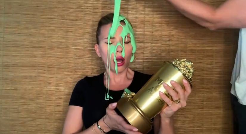 Online köszönőbeszéde közben zöld műtaknyot öntöttek Scarlett Johansson arcába