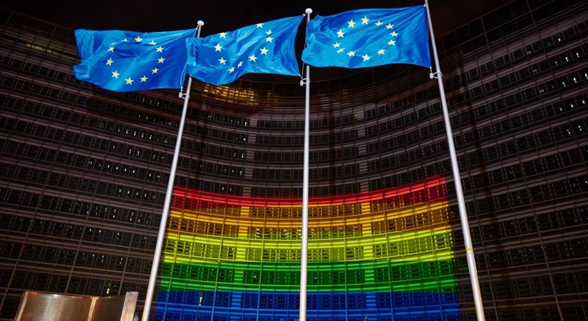 Szivárványszínekbe öltöztek az EU-intézmények