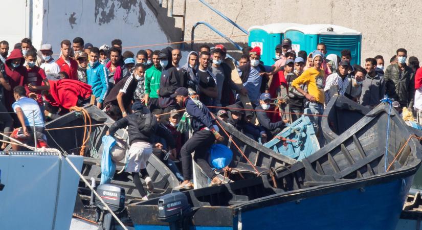 Több ezer migráns lépett be illegálisan Spanyolországba Ceutánál