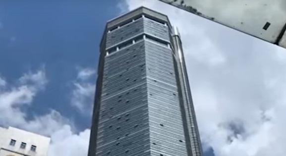 Dülöngélni kezdett Kína egyik legmagasabb felhőkarcolója, a járókelők fejvesztve menekültek - videó