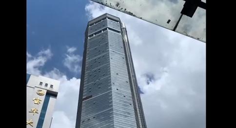 Rejtélyesen dülöngélni kezdett Kína egyik legmagasabb felhőkarcolója – videó