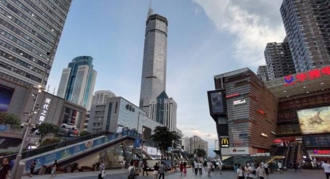 Pánik Kínában: Inogni kezdett egy 356 méter magas felhőkarcoló (+videó)