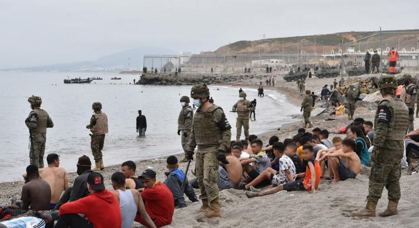 Több mint hatezer migráns jutott be illegálisan Ceutába egy nap alatt