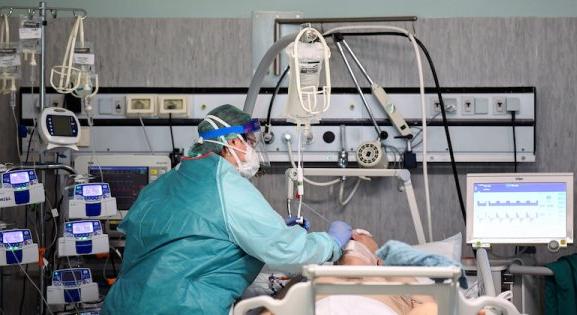 Koronavírus: hét hónap után először csökkent négyszáz alá a kórházban kezeltek száma Szlovéniában