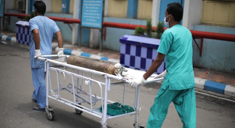 Egyetlen nap alatt 50 orvos vesztette életét koronavírus-fertőzés miatt Indiában