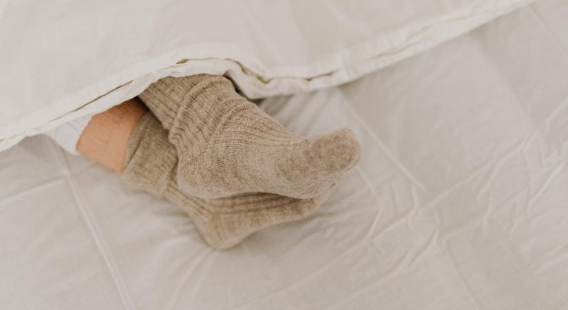 Mezítláb vagy zokniban: hogyan egészséges(ebb) aludni?