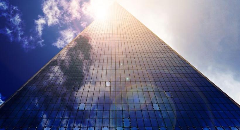 Riasztó módon dülöngélt egy felhőkarcoló: az ember azt sem tudta, merre meneküljön – videó
