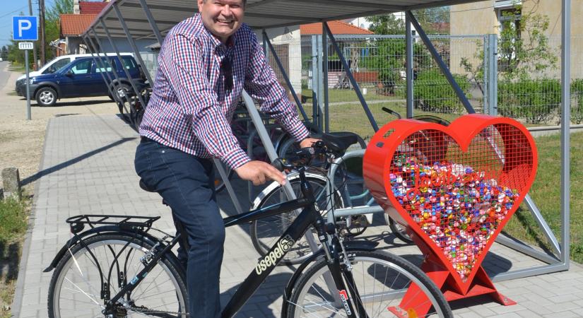 Az elismerés mellett egy kerékpárt is kapott Jakabszállás