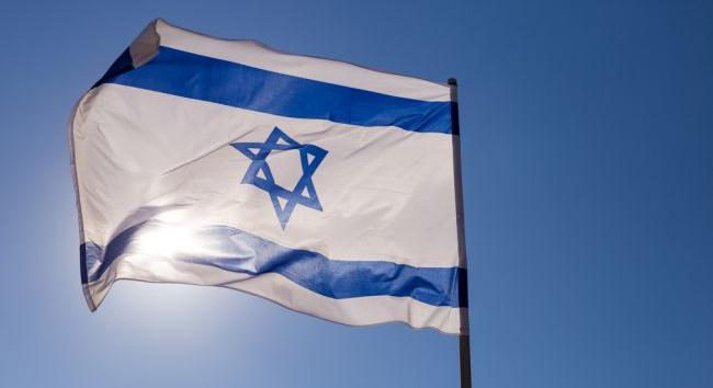 Pozsony-Óváros támogatása jeleként kihelyezi hivatala épületére az izraeli zászlót