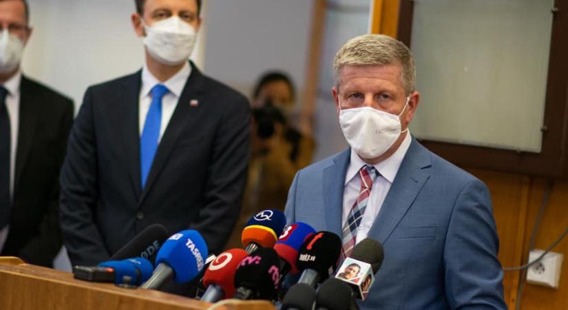 Az egészségügyi miniszter “átmeneti tanúsítványt” ígér a beoltottaknak