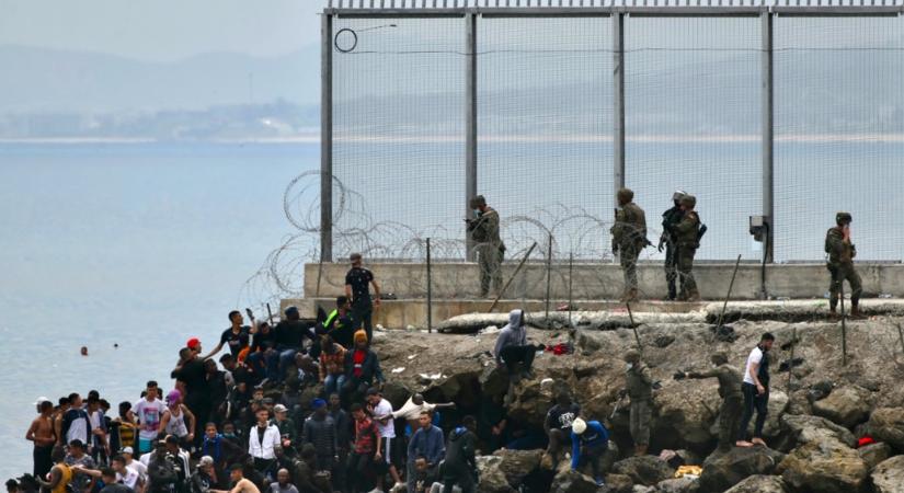 Katonákat küld Spanyolország Ceutába, ahova hatezer migráns érkezett egy nap alatt