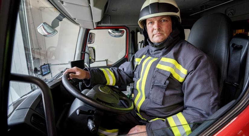 Sokszor nem figyelnek a tűzoltóautókra a díjat nyert salgótarjáni sofőr szerint