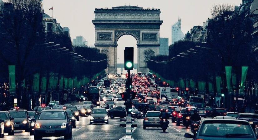 Már 2022-ben kitilthatják az autók felét Párizs belvárosából