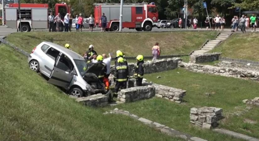 A római kori romok közé csapódott egy autó a Flórián téren