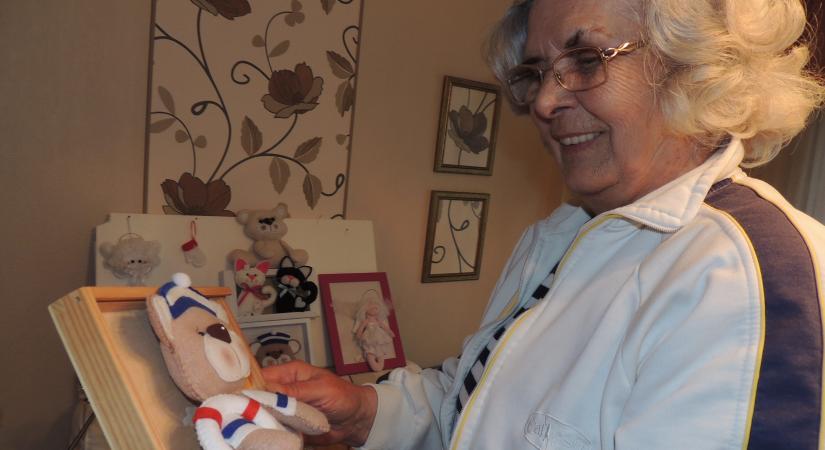 Ötödik éve születnek a pihe-puha dekorációk a földvári nagymama keze alatt