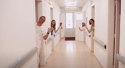 Különleges videóban mutatja be az ápolók munkáját a pécsi rapper