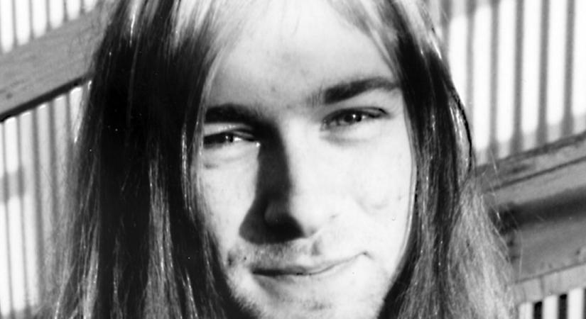 Rekordösszegért árverezték el Kurt Cobain néhány hajszálát