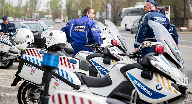 A Wallis szállít motorkerékpárokat a rendőrségnek