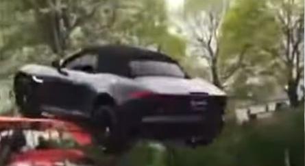 Videó: Kamionról leesett Jaguar F-Type-ot valaki?
