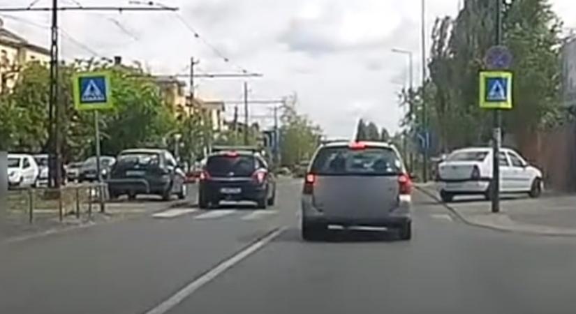 Ez az egyik leggyakoribb, veszélyes vezetési hiba – videó