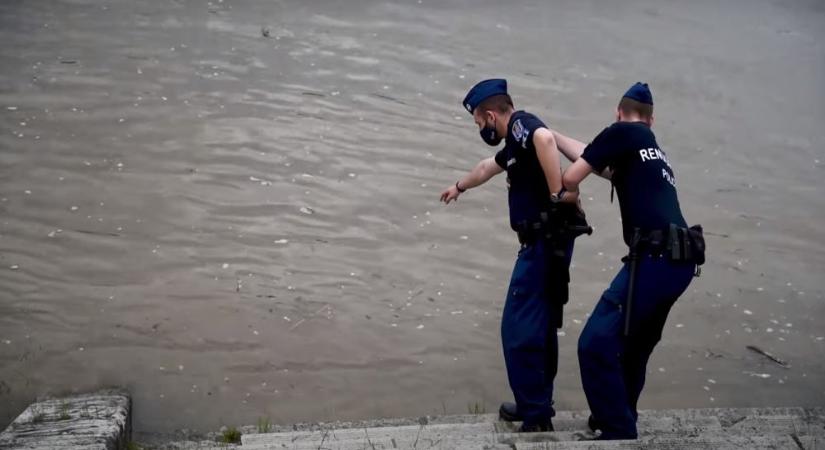 Megjutalmazták az angyalföldi rendőröket, akik egymásba kapaszkodva húztak ki egy nőt a Dunából – videó