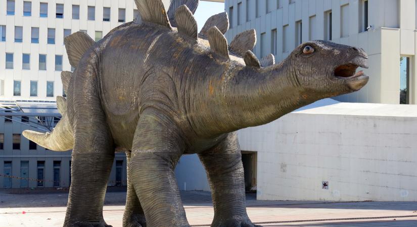 Holttestet találtak egy dinoszaurusz szobrában