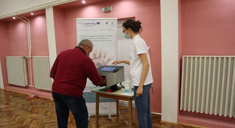 A helyes kézmosást oktatják az EVP EFI munkatársai a Liszt Ferenc Iskolában