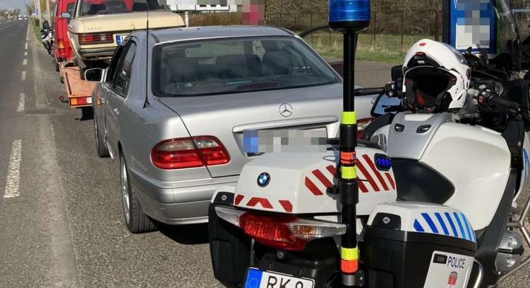 Hamis rendszám a Mercin – motoros rendőrök fülelték le az apagyi sofőrt