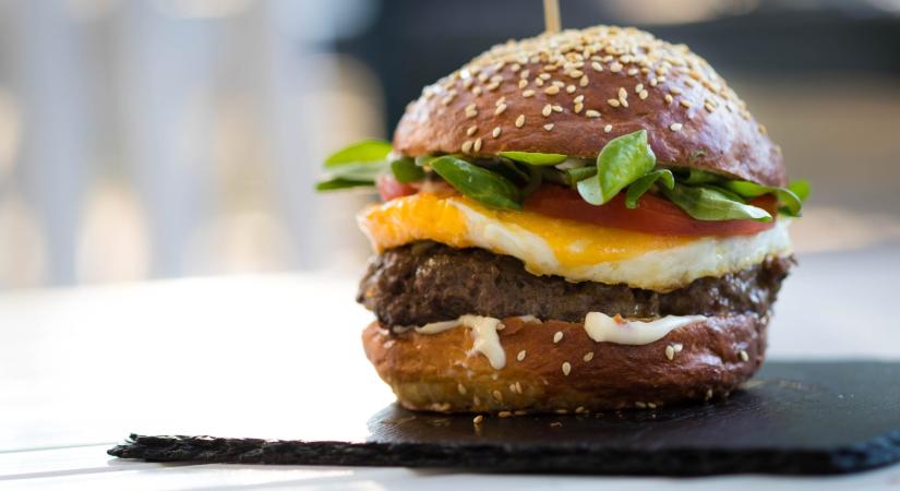 A tökéletes házi hamburger titka: így lesz szaftos a hús