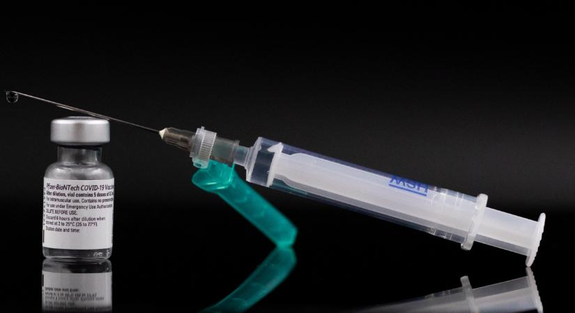 Sándor Lénárd: Nem lenne szabad az alapján szelektálni, hogy a védőoltás honnan származik – beszélgetés Ana Santos Rutchman-nal