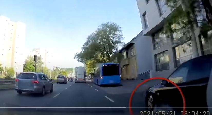 Álló buszba rohant egy autó a Vörösvári úton – Videó