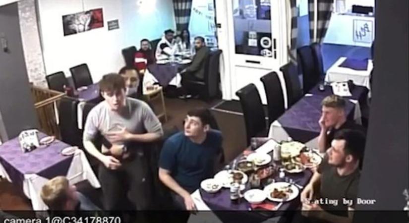 Videóra vették, ahogy megmenti egy vendég életét a 24 éves pincér