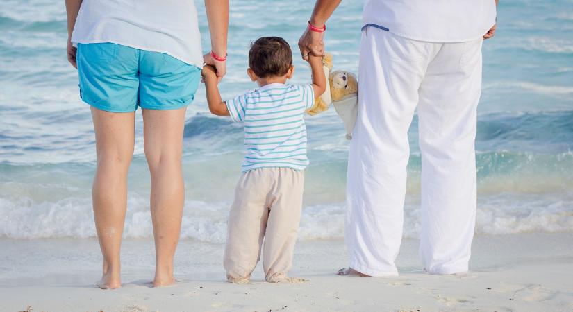 Gyerekkel fogsz nyaralni? Mutatjuk, hol milyen életkortól kell teszt vagy oltás