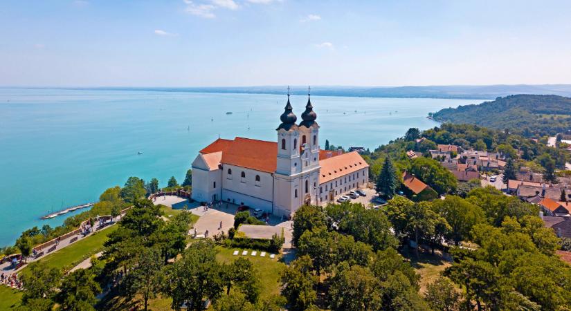 Özönlenek ide a látogatók: nemzeti kincsünkre, a Balatonra kíváncsi mindenki
