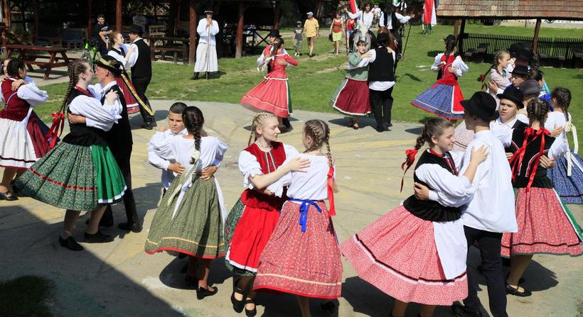 A pünkösdi sortánc hagyománya Gútán